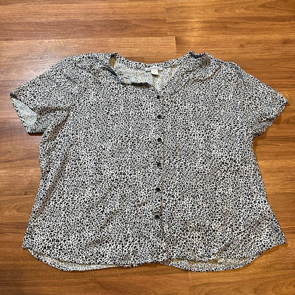 Amazon Essentials Short Sleeve Black and White Animal Print Shirt | Women Size X